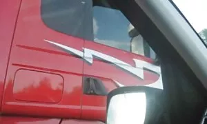 دو کانال داستانسکس لزبین به رنگ سفید بر روی زمینه دیوار صورتی